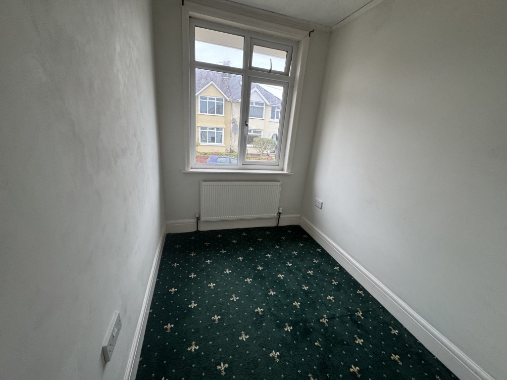 Lot: 179 - END-TERRACE HOUSE FOR OCCUPATION OR INVESTMENT - Bedroom three